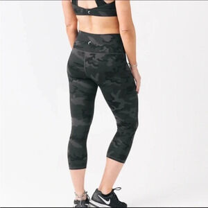 Zyia high rise gray camo crop leggings 12